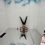 Tomaz Viana Instagram - Depois do sucesso da mostra “Todas as Cores” no MAC Niterói, o artista Toz Viana e a curadora Cammila Ferreira abrem nova exposição nesta sexta, desta vez em Madrid, na Casa de América, prestigiada instituição espanhola de arte latino-americana. Em “Céu na Terra”, Toz cria um jogo de espelhamento com sua pintura e convida o público para caminhar sobre o céu. A exposição foi contemplada por edital de premiação da Secretaria de Cultura do Estado do Rio de Janeiro e integra a programação do Festival ¡Hola Rio!, uma parceria entre entidades do Rio e de Madrid. “Céu na Terra” de Toz Viana Curadoria de Cammila Ferreira 8 de setembro a 7 de outubro de 2023 Casa de América Sala Guayasamin Calle Marques del duero 2, Madri, Espanha Tel: +34 91 595 48 00 https://www.casamerica.es/index.php/ @holariofestival é uma realização da Casa de América (@casamerica), o Serviço Social do Comércio do Rio de Janeiro (SESC RJ) (@sescrio) e Governo do Estado do Rio de Janeiro (@govrj), através da Secretaria de Cultura e Economia Criativa (SECEC) (@sececrj), correalização da Prefeitura de Madri e Programa 21distritos, apoio institucional da Embaixada do Brasil em Madri e produção executiva da Cinco Elementos Produções (@cincoelementosproducoes). Madrid, Espanha