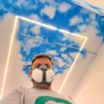Tomaz Viana Instagram - Depois do sucesso da mostra “Todas as Cores” no MAC Niterói, o artista Toz Viana e a curadora Cammila Ferreira abrem nova exposição nesta sexta, desta vez em Madrid, na Casa de América, prestigiada instituição espanhola de arte latino-americana. Em “Céu na Terra”, Toz cria um jogo de espelhamento com sua pintura e convida o público para caminhar sobre o céu. A exposição foi contemplada por edital de premiação da Secretaria de Cultura do Estado do Rio de Janeiro e integra a programação do Festival ¡Hola Rio!, uma parceria entre entidades do Rio e de Madrid. “Céu na Terra” de Toz Viana Curadoria de Cammila Ferreira 8 de setembro a 7 de outubro de 2023 Casa de América Sala Guayasamin Calle Marques del duero 2, Madri, Espanha Tel: +34 91 595 48 00 https://www.casamerica.es/index.php/ @holariofestival é uma realização da Casa de América (@casamerica), o Serviço Social do Comércio do Rio de Janeiro (SESC RJ) (@sescrio) e Governo do Estado do Rio de Janeiro (@govrj), através da Secretaria de Cultura e Economia Criativa (SECEC) (@sececrj), correalização da Prefeitura de Madri e Programa 21distritos, apoio institucional da Embaixada do Brasil em Madri e produção executiva da Cinco Elementos Produções (@cincoelementosproducoes). Madrid, Espanha