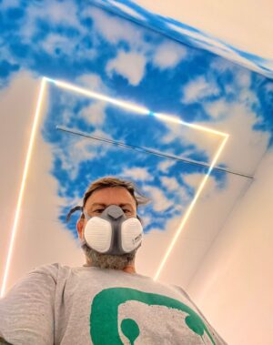 Tomaz Viana Instagram - Depois do sucesso da mostra “Todas as Cores” no MAC Niterói, o artista Toz Viana e a curadora Cammila Ferreira abrem nova exposição nesta sexta, desta vez em Madrid, na Casa de América, prestigiada instituição espanhola de arte latino-americana. Em “Céu na Terra”, Toz cria um jogo de espelhamento com sua pintura e convida o público para caminhar sobre o céu. A exposição foi contemplada por edital de premiação da Secretaria de Cultura do Estado do Rio de Janeiro e integra a programação do Festival ¡Hola Rio!, uma parceria entre entidades do Rio e de Madrid.

“Céu na Terra” de Toz Viana
Curadoria de Cammila Ferreira 
8 de setembro a 7 de outubro de 2023
Casa de América
Sala Guayasamin
Calle Marques del duero 2, Madri, Espanha
Tel: +34 91 595 48 00
https://www.casamerica.es/index.php/ 

@holariofestival é uma realização da Casa de América (@casamerica), o Serviço Social do Comércio do Rio de Janeiro (SESC RJ) (@sescrio) e Governo do Estado do Rio de Janeiro (@govrj), através da Secretaria de Cultura e Economia Criativa (SECEC) (@sececrj), correalização da Prefeitura de Madri e Programa 21distritos, apoio institucional da Embaixada do Brasil em Madri e produção executiva da Cinco Elementos Produções (@cincoelementosproducoes).