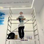 Tomaz Viana Instagram - Depois do sucesso da mostra “Todas as Cores” no MAC Niterói, o artista Toz Viana e a curadora Cammila Ferreira abrem nova exposição nesta sexta, desta vez em Madrid, na Casa de América, prestigiada instituição espanhola de arte latino-americana. Em “Céu na Terra”, Toz cria um jogo de espelhamento com sua pintura e convida o público para caminhar sobre o céu. A exposição foi contemplada por edital de premiação da Secretaria de Cultura do Estado do Rio de Janeiro e integra a programação do Festival ¡Hola Rio!, uma parceria entre entidades do Rio e de Madrid. “Céu na Terra” de Toz Viana Curadoria de Cammila Ferreira 8 de setembro a 7 de outubro de 2023 Casa de América Sala Guayasamin Calle Marques del duero 2, Madri, Espanha Tel: +34 91 595 48 00 https://www.casamerica.es/index.php/ @holariofestival é uma realização da Casa de América (@casamerica), o Serviço Social do Comércio do Rio de Janeiro (SESC RJ) (@sescrio) e Governo do Estado do Rio de Janeiro (@govrj), através da Secretaria de Cultura e Economia Criativa (SECEC) (@sececrj), correalização da Prefeitura de Madri e Programa 21distritos, apoio institucional da Embaixada do Brasil em Madri e produção executiva da Cinco Elementos Produções (@cincoelementosproducoes). Madrid, Espanha