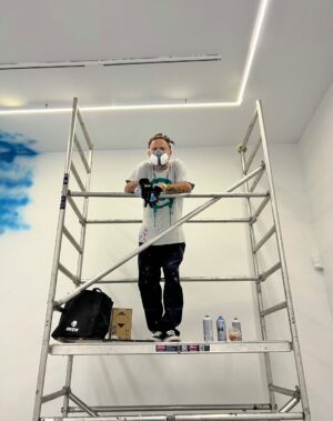 Tomaz Viana Instagram - Depois do sucesso da mostra “Todas as Cores” no MAC Niterói, o artista Toz Viana e a curadora Cammila Ferreira abrem nova exposição nesta sexta, desta vez em Madrid, na Casa de América, prestigiada instituição espanhola de arte latino-americana. Em “Céu na Terra”, Toz cria um jogo de espelhamento com sua pintura e convida o público para caminhar sobre o céu. A exposição foi contemplada por edital de premiação da Secretaria de Cultura do Estado do Rio de Janeiro e integra a programação do Festival ¡Hola Rio!, uma parceria entre entidades do Rio e de Madrid.

“Céu na Terra” de Toz Viana
Curadoria de Cammila Ferreira 
8 de setembro a 7 de outubro de 2023
Casa de América
Sala Guayasamin
Calle Marques del duero 2, Madri, Espanha
Tel: +34 91 595 48 00
https://www.casamerica.es/index.php/ 

@holariofestival é uma realização da Casa de América (@casamerica), o Serviço Social do Comércio do Rio de Janeiro (SESC RJ) (@sescrio) e Governo do Estado do Rio de Janeiro (@govrj), através da Secretaria de Cultura e Economia Criativa (SECEC) (@sececrj), correalização da Prefeitura de Madri e Programa 21distritos, apoio institucional da Embaixada do Brasil em Madri e produção executiva da Cinco Elementos Produções (@cincoelementosproducoes).