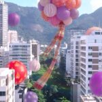 Tomaz Viana Instagram - Alegria, é Natal. Este ano, o nosso Natal se transforma em Alegria! Em parceria com o artista plástico TOZ, convidamos você para uma temporada mágica. O bom velhinho trouxe um amigo especial para colorir o Leblon: O Vendedor de Alegria. Uma figura encantadora inspirada nos vendedores de bolas das praias cariocas. Papai Noel e o Vendedor de Alegria vivem do entusiasmo das crianças e carregam presentes de todas as cores para espalhar sorrisos por onde passam. É a magia do Natal chegando no Shopping Leblon. Junte-se a nós nesta celebração!
