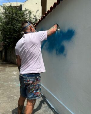 Tomaz Viana Instagram - Primeiro painel que faço só com o “céu” , no começo da minha carreira eu fazia o caminho contrário, primeiro fazia na rua e depois desenvolvia no ateliê, agora percorrendo o caminho inverso percebo que a rua é o meu grande laboratório, o que acham ? Bom domingo para todos