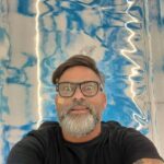 Tomaz Viana Instagram - Depois do sucesso da mostra “Todas as Cores” no MAC Niterói, o artista Toz Viana e a curadora Cammila Ferreira abrem nova exposição nesta sexta, desta vez em Madrid, na Casa de América, prestigiada instituição espanhola de arte latino-americana. Em “Céu na Terra”, Toz cria um jogo de espelhamento com sua pintura e convida o público para caminhar sobre o céu. A exposição foi contemplada por edital de premiação da Secretaria de Cultura do Estado do Rio de Janeiro e integra a programação do Festival ¡Hola Rio!, uma parceria entre entidades do Rio e de Madrid. “Céu na Terra” de Toz Viana Curadoria de Cammila Ferreira 8 de setembro a 7 de outubro de 2023 Casa de América Sala Guayasamin Calle Marques del duero 2, Madri, Espanha Tel: +34 91 595 48 00 https://www.casamerica.es/index.php/ @holariofestival é uma realização da Casa de América (@casamerica), o Serviço Social do Comércio do Rio de Janeiro (SESC RJ) (@sescrio) e Governo do Estado do Rio de Janeiro (@govrj), através da Secretaria de Cultura e Economia Criativa (SECEC) (@sececrj), correalização da Prefeitura de Madri e Programa 21distritos, apoio institucional da Embaixada do Brasil em Madri e produção executiva da Cinco Elementos Produções (@cincoelementosproducoes). Madrid, Espanha