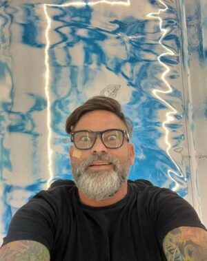 Tomaz Viana Instagram - Depois do sucesso da mostra “Todas as Cores” no MAC Niterói, o artista Toz Viana e a curadora Cammila Ferreira abrem nova exposição nesta sexta, desta vez em Madrid, na Casa de América, prestigiada instituição espanhola de arte latino-americana. Em “Céu na Terra”, Toz cria um jogo de espelhamento com sua pintura e convida o público para caminhar sobre o céu. A exposição foi contemplada por edital de premiação da Secretaria de Cultura do Estado do Rio de Janeiro e integra a programação do Festival ¡Hola Rio!, uma parceria entre entidades do Rio e de Madrid.

“Céu na Terra” de Toz Viana
Curadoria de Cammila Ferreira 
8 de setembro a 7 de outubro de 2023
Casa de América
Sala Guayasamin
Calle Marques del duero 2, Madri, Espanha
Tel: +34 91 595 48 00
https://www.casamerica.es/index.php/ 

@holariofestival é uma realização da Casa de América (@casamerica), o Serviço Social do Comércio do Rio de Janeiro (SESC RJ) (@sescrio) e Governo do Estado do Rio de Janeiro (@govrj), através da Secretaria de Cultura e Economia Criativa (SECEC) (@sececrj), correalização da Prefeitura de Madri e Programa 21distritos, apoio institucional da Embaixada do Brasil em Madri e produção executiva da Cinco Elementos Produções (@cincoelementosproducoes).