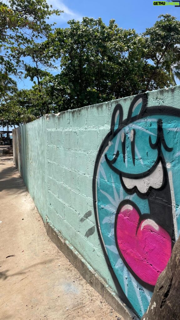 Tomaz Viana Instagram - Shimu invadindo praia do forte aqui na Bahia ❤️ #shimu#graffiti#praiadoforte#pagodaobaiano #toz