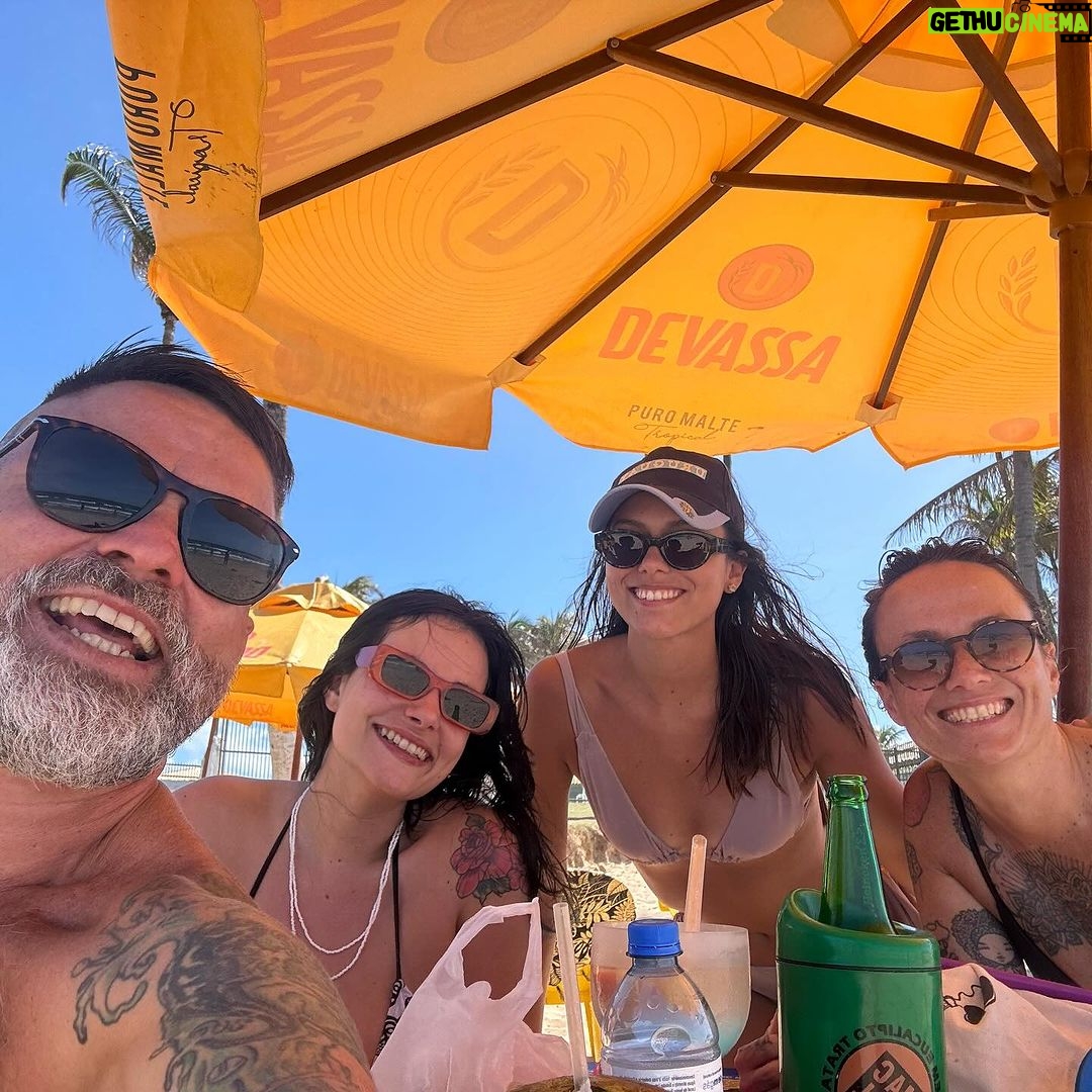 Tomaz Viana Instagram - Férias depois de um ano cheio de emoções e aventuras, obrigado a todos que lutaram do meu lado a todos os meus amigos que me aturam diariamente e principalmente a cidade do Rio de janeiro por me inspirar e me acolher ❤️ feliz ano novo para todos 😘 Vilas Do Atlantico - Bahia