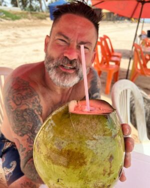 Tomaz Viana Instagram - Aquele clima de verão, um pouco de férias e um pouco de trabalho 💙🫶🏻