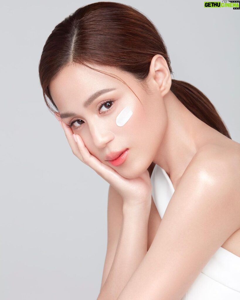Toni Gonzaga Instagram - I’m so excited to finally unveil my brand new glow with SNAILWHITE. I choose @snailwhitephils Double Boosting Anti-Aging Serum and SNAILWHITE Gold for youthfully glowing skin💖 Give your skin two times the youthful glow boost with SNAILWHITE’s Double Boosting Anti-Aging Serum that’s packed with potent age renewing actives for the best second glow-up yet✨ #DoubleTheGlow #YouthfulGlow #GlowSisters #SecondGlowUp