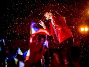 Toni Gonzaga Instagram - In the end…. Stand up for what you believe is right. Even if it means standing up…. Alone.🇵🇭 #ProudtobeFilipino