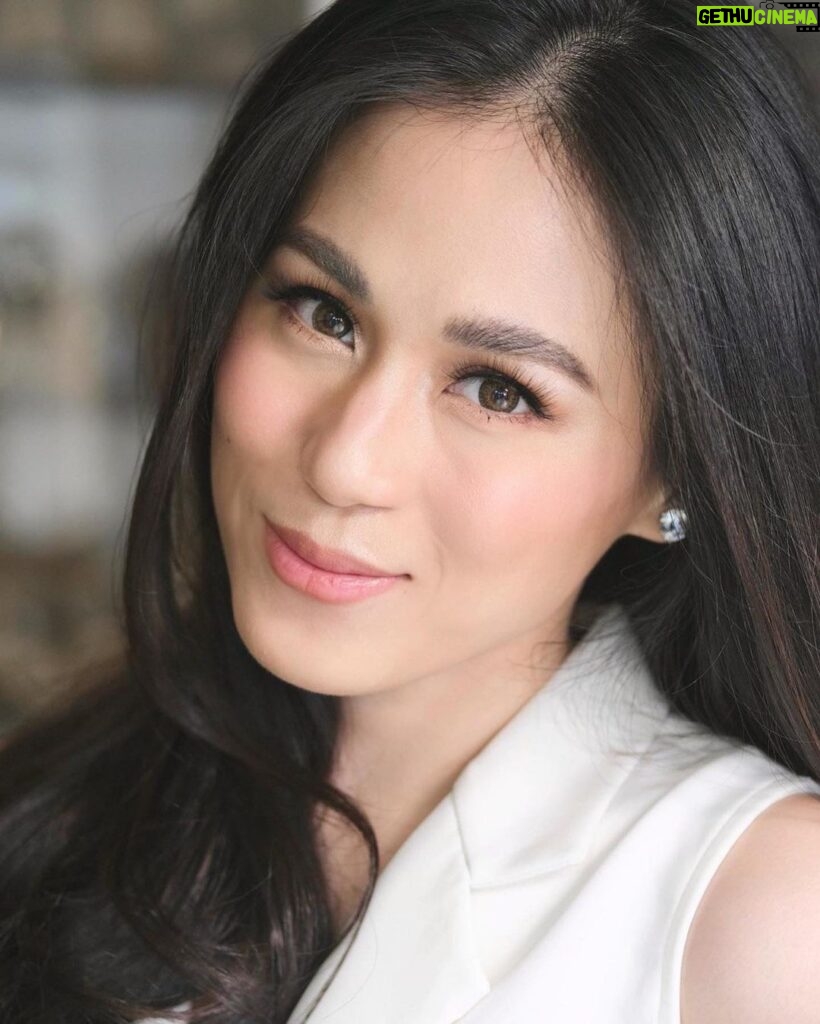 Toni Gonzaga Instagram - Having multiple jobs and being a full-time mom to Seve and Polly carries a lot of responsibilities and syempre stress. While my skin could handle having no routine before, this year I started noticing subtle changes like dullness, some lines appearing. So when I added @snailwhitephils Double-Boosting Anti-Aging Serum and Gold Advance Cream with Retinol to my routine, I was amazed by how bright my skin looked and pati yung fine lines caused by stress started disappearing! This duo saved my skin talaga 💛 As long as I have this, go go go nalang ako all the time with my job and my family ✨ Get the Age Defender Duo at 40% OFF this 11.11 in Shopee and Lazada! There’s also B1G1 promos on serums and creams. Check out now!