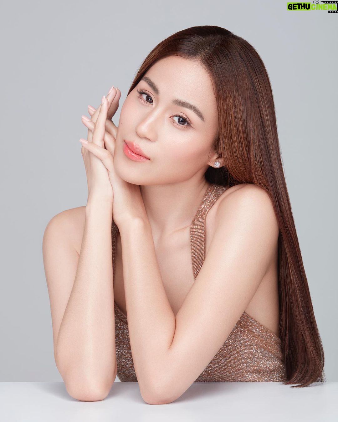 Toni Gonzaga Instagram - I’m so excited to finally unveil my brand new glow with SNAILWHITE. I choose @snailwhitephils Double Boosting Anti-Aging Serum and SNAILWHITE Gold for youthfully glowing skin💖 Give your skin two times the youthful glow boost with SNAILWHITE’s Double Boosting Anti-Aging Serum that’s packed with potent age renewing actives for the best second glow-up yet✨ #DoubleTheGlow #YouthfulGlow #GlowSisters #SecondGlowUp
