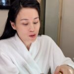 Toni Gonzaga Instagram - My youthful-glowing skin, all thanks to SNAILWHITE’s Double Boosting Anti-Aging Serum 💛💕 This is the only serum you’ll need to confidently achieve smooth, lifted, and radiant youthful-looking skin! 💕 You can get double the value with @snailwhitephils’ full sized bottle that lasts 3-4 months! Add to cart now on SNAILWHITE’s official Shopee store #TheGlowEffect #RestoreYouth