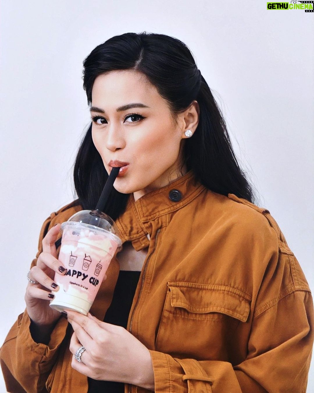 Toni Gonzaga Instagram - Look who loves our scramble too! Our beautiful Ms.Toni Gonzaga enjoying her childhood favorite! Scramble Rumble! Mag take ng break with one sip on our pink drink, it'll take you back from your childhood. Available in all Happy Cup Store! You can also order via Grabfood and Foodpanda! #Scramble #Pinoyfood #HappinessInaCup