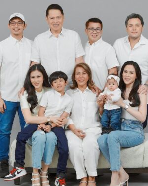Toni Gonzaga Instagram - Gonzaga- Soriano- Morada ✨🎄