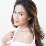 Toni Gonzaga Instagram – Achieving that perfect youthful glow with @snailwhitephils’ Gold Anti-Aging Day Cream. The best thing about it? It’s an all-in-one daytime moisturizing cream that helps restore, nourish, and protect my skin all day!
If you love your skin, then it’s time you upgrade your skincare with SNAILWHITE’s anti-aging skincare line to keep you radiant and glowing as you age ✨ Add to cart now on SNAILWHITE’s official Shopee store! #TheGlowEffect #RestoreYouth