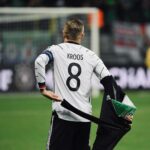 Toni Kroos Instagram – Leute, kurz und schmerzlos: Ich werde ab März wieder für Deutschland spielen. Warum? Weil ich vom Bundestrainer gefragt wurde, Bock drauf habe und sicher bin, dass mit der Mannschaft bei der EM viel mehr möglich ist, als die meisten gerade glauben!