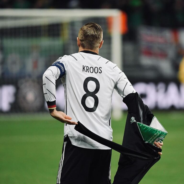 Toni Kroos Instagram - Leute, kurz und schmerzlos: Ich werde ab März wieder für Deutschland spielen. Warum? Weil ich vom Bundestrainer gefragt wurde, Bock drauf habe und sicher bin, dass mit der Mannschaft bei der EM viel mehr möglich ist, als die meisten gerade glauben!