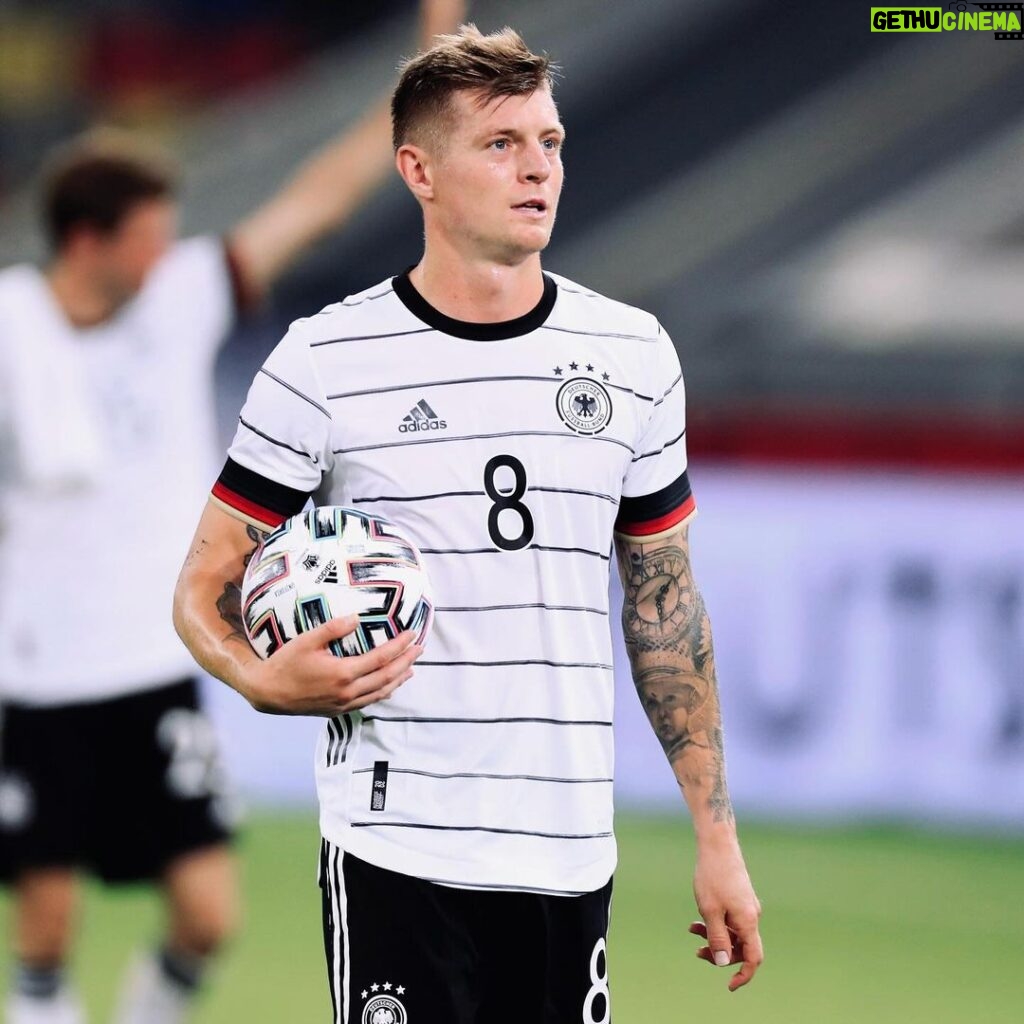 Toni Kroos Instagram - Leute, kurz und schmerzlos: Ich werde ab März wieder für Deutschland spielen. Warum? Weil ich vom Bundestrainer gefragt wurde, Bock drauf habe und sicher bin, dass mit der Mannschaft bei der EM viel mehr möglich ist, als die meisten gerade glauben!