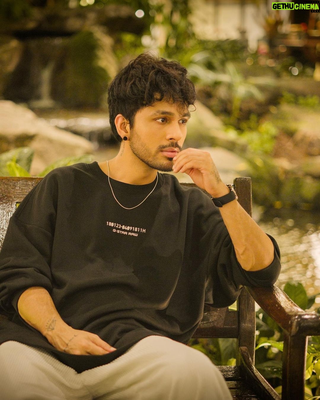 Tony Kakkar Instagram - ‘Iss Baar Sawan Mein’ Out Now 🌧️Link in bio.