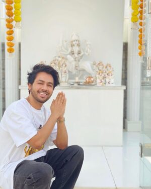 Tony Kakkar Instagram - Blessed Birthday ♥️ 
.
.
#tonykakkar