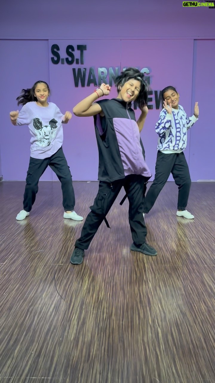 Tony Kakkar Instagram - Grooving on trending song lollipop 😍🔥 Credit goes to: @nehakakkar @tonykakkar @pratikshamis @poeticrabbitmusic @adil_choreographer @prathhmesh In frame: @official__aaskavyas @_ttrishaaaa @justdancekrisha #viral #trendingreels #explore #lolipop#tonykakkar #nehakakkar #viralsong🔥❤️🤙🤙😍😍😘😘 #sstwarningcrew😎 #girls