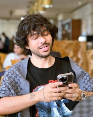 Tony Kakkar Instagram - Kya hai ? 💌