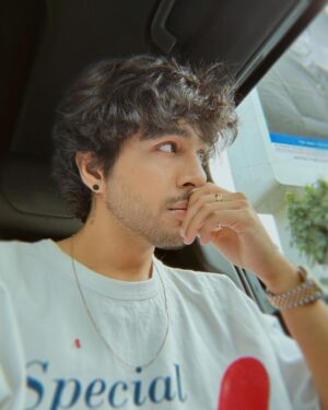 Tony Kakkar Instagram - Muskuraate bahut ho tum,
Kabhi khush bhi raha karo.