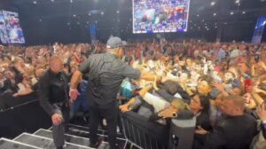 Tony Robbins Instagram - Day 3!! What a crowd! The U.K. doesn’t disappoint! 🤟🙌😍