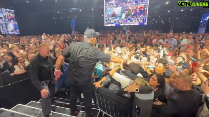 Tony Robbins - 44K Likes - Day 3!! What a crowd! The U.K. doesn’t disappoint! 🤟🙌😍