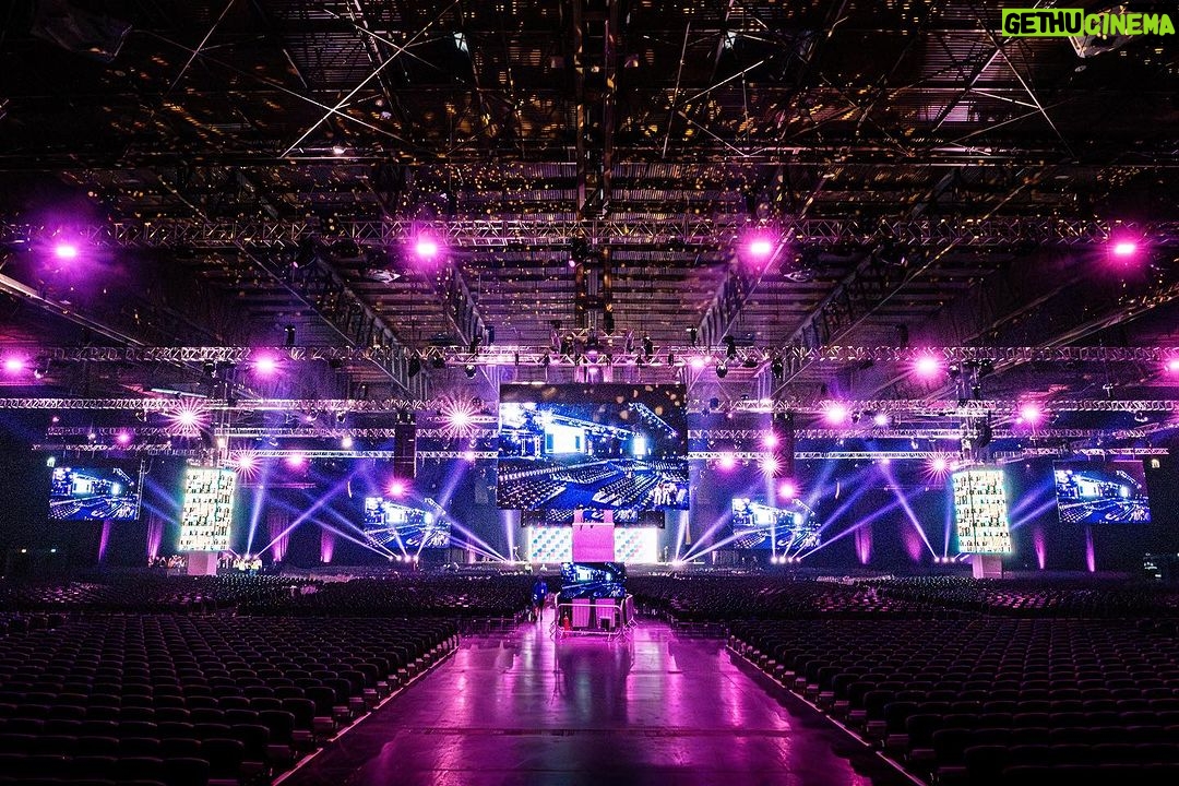 Tony Robbins Instagram - We will see you tomorrow, Europe!❤️🔥🤟
Let us know if you’ll be joining us here in Birmingham or virtually this weekend! 👇 NEC Birmingham