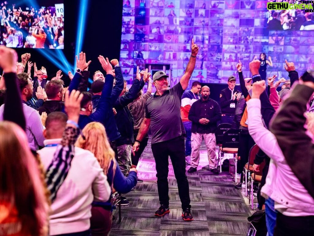 Tony Robbins Instagram - ALL BUSINESS SCHOOLS AREN’T CREATED EQUAL!! 🤟🤩 🙌 It’s a party here in Palm Beach while we get down to business at Tony Robbins Business Mastery 2023. Palm Beach, Florida