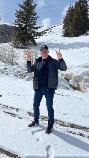 Tony Robbins Instagram - Thanks for all the magic moments 2022! 🙏❤️🤟

Did our paths cross sometime last year, digitally or in-person? Let me know in the comments! 💻 👊

Happy New Year! We look forward to connecting in 2023.