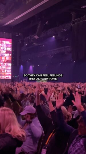 Tony Robbins Instagram - Ever tried a gratitude meditation with 10,000 friends? 🙌✨ #TonyRobbinsPriming #UPW2022