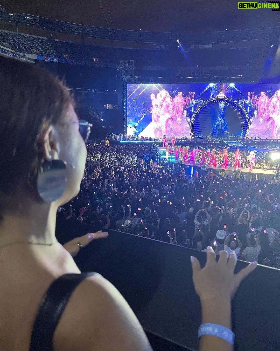 Tonya Lewis Lee - 2K Likes - #beyonce #renaissanceworldtour
She is amazing!!! Loved the show…@satchellee and @sirjacksonlewislee and I had so much fun! #Queenbee is the Queen!