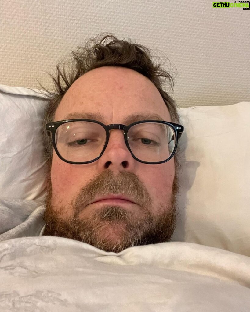 Torbjørn Røe Isaksen Instagram - Jeg er syk. Og ikke sånn «jeg er sykt feeeet, liksom» som jeg tror ungdom på Vestkanten i Oslo sier. Bare syk. Ikke sykt syk, heldigvis. Men syk.