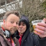 Torbjørn Røe Isaksen Instagram – En helt vanlig, grå onsdag utenfor statskanalen i hovedstaden. Bare to rockere som slår av en preik. (Petter Baarli er definisjonen på å holde det ekte! 40 år med rock, fortsatt @backstreetgirls Møtte ham på en julefrokost i Porsgrunn for noen år siden (helt sant). Prøvde å verve ham til Unge Høyre (mer usikker info)).
