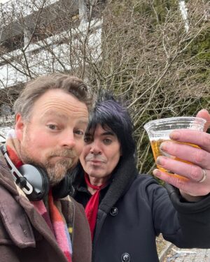 Torbjørn Røe Isaksen Instagram - En helt vanlig, grå onsdag utenfor statskanalen i hovedstaden. Bare to rockere som slår av en preik. (Petter Baarli er definisjonen på å holde det ekte! 40 år med rock, fortsatt @backstreetgirls Møtte ham på en julefrokost i Porsgrunn for noen år siden (helt sant). Prøvde å verve ham til Unge Høyre (mer usikker info)).