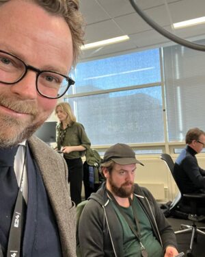 Torbjørn Røe Isaksen Instagram - Noen har ymtet frempå om at jeg har misforstått kleskoden i min nye jobb. Men, spør jeg, kan man være en «man of letters», en «homme de lettres», en kommentator i selveste den 4. statsmakt, uten ulljakke og slips (mitt slips til venstre i bildet, en vanlig ansatt til høyre). Mitt svar er nei. Nei, for fanken! Mitt svar er at jeg ikke vil fire en millimeter…på slipset. Jeg skal doble antallet slips — på meg selv, daglig — og jeg vil ikke hvile før redaksjonen i @e24nyheter ligner et gjennomsnittlig medlemsmøte i Bærum Unge Høyre midt på 80-tallet. So hjelp me God. MERKING: Ingen ansatte arbeidstakere ble skadet eller fornærmet under produksjonen av denne instaposten.