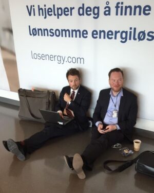 Torbjørn Røe Isaksen Instagram - Det har vært tynt med artige poster de siste dagene. Dette er heller ikke en slik. Mandag fikk jeg vite at min gode venn, beste makker fra politikken og ideologiske sjelefrende, Magnus Thue, var død. Han ble 42 år. Det skjedde brått. Han var fremragende både som rådgiver, strateg og — viktigst — venn. Jeg kommer til å savne ham dypt. Resten av mitt liv. Mange kjente Magnus, mange var glad i ham. Dette er en liten hyllest og en mulighet til å fortelle enda flere om hva han betød. —>