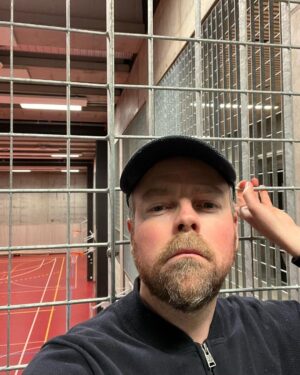 Torbjørn Røe Isaksen Instagram - De som kjenner meg, ikke bare den såkalte «offentlige personen», vet at jeg har vært gjennom mye tøff shit på Stridsklev i Porsgrunn (epleslang, tilsnakk fra lærer, jentelus…masse greier). De erfaringene gjorde meg til den jeg er, og de har vært uvurderlige når jeg i kveld har vært VOKSENVAKT, helt ALENE, i idrettshallen. Jeg holdt det real like urban-affluent-neighbourhood-sports-hall-steel.