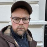 Torbjørn Røe Isaksen Instagram – Den vokser, denne joggedress-saken. Det som er, vel, poenget liksom, er at den er sinnsykt god å ha på. Mye bedre enn ullblazer og slips som jeg pleier å gå i (og bukse! jeg går ikke uten bukse). I dag har jeg vært ute i joggedressen. Jeg prøvde å late som om jeg skulle jogge, men jeg tror den tunge duffelcoaten kan ha avslørt meg. Folk er så sykt mistroiske. OPPDATERING: Jeg ser på bildet at jeg også har rusk og smuler på brystet. Det er særdeles illustrerende for hvilken komfort dette plagget har.