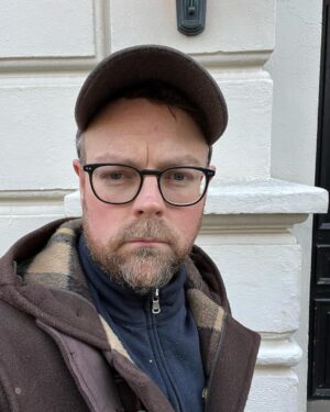 Torbjørn Røe Isaksen Instagram - Den vokser, denne joggedress-saken. Det som er, vel, poenget liksom, er at den er sinnsykt god å ha på. Mye bedre enn ullblazer og slips som jeg pleier å gå i (og bukse! jeg går ikke uten bukse). I dag har jeg vært ute i joggedressen. Jeg prøvde å late som om jeg skulle jogge, men jeg tror den tunge duffelcoaten kan ha avslørt meg. Folk er så sykt mistroiske. OPPDATERING: Jeg ser på bildet at jeg også har rusk og smuler på brystet. Det er særdeles illustrerende for hvilken komfort dette plagget har.