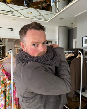 Torbjørn Røe Isaksen Instagram - Det sier mye om Arendalsuken at noen barer gikk tomme for, skal vi kalle det deler av den flytende menyen…, men kanskje enda mer at Kiwi i sentrum gikk tom for Paracet. Dette er mitt Arendalsuken-fotoalbum: 1/4 Elektrisk stemning nær makten 2/2 Med Trude Drevlands jakke som Finn skulle gi bort 3/3 …jeg fikk bedre plass da jeg var statsråd 4/4 Jeg var faktisk her på jobb.