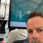 Torbjørn Røe Isaksen Instagram – Det sier mye om Arendalsuken at noen barer gikk tomme for, skal vi kalle det deler av den flytende menyen…, men kanskje enda mer at Kiwi i sentrum gikk tom for Paracet. Dette er mitt Arendalsuken-fotoalbum: 1/4 Elektrisk stemning nær makten 2/2 Med Trude Drevlands jakke som Finn skulle gi bort 3/3 …jeg fikk bedre plass da jeg var statsråd 4/4 Jeg var faktisk her på jobb.