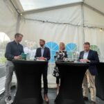 Torbjørn Røe Isaksen Instagram – Det sier mye om Arendalsuken at noen barer gikk tomme for, skal vi kalle det deler av den flytende menyen…, men kanskje enda mer at Kiwi i sentrum gikk tom for Paracet. Dette er mitt Arendalsuken-fotoalbum: 1/4 Elektrisk stemning nær makten 2/2 Med Trude Drevlands jakke som Finn skulle gi bort 3/3 …jeg fikk bedre plass da jeg var statsråd 4/4 Jeg var faktisk her på jobb.