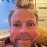 Torbjørn Røe Isaksen Instagram – Når du innser at du glemte å legge ut skrytebilde med bunad og flagg og hurra i går —> når du husker at du ikke er politiker lenger og ingen — seriøst, ingen — faktisk bryr seg om det lenger…hvis de noen gang overhodet gjorde det. Ad notam: Jeg har ikke tatt noen kunstige substanser på bilde to, jeg bare ga opp å ta et bilde som ikke ser slik ut.