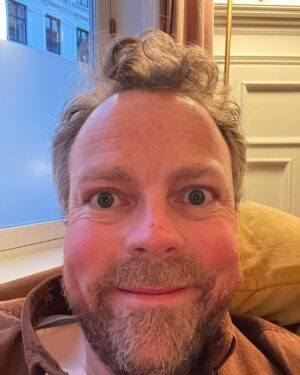 Torbjørn Røe Isaksen Instagram - Når du innser at du glemte å legge ut skrytebilde med bunad og flagg og hurra i går —> når du husker at du ikke er politiker lenger og ingen — seriøst, ingen — faktisk bryr seg om det lenger…hvis de noen gang overhodet gjorde det. Ad notam: Jeg har ikke tatt noen kunstige substanser på bilde to, jeg bare ga opp å ta et bilde som ikke ser slik ut.