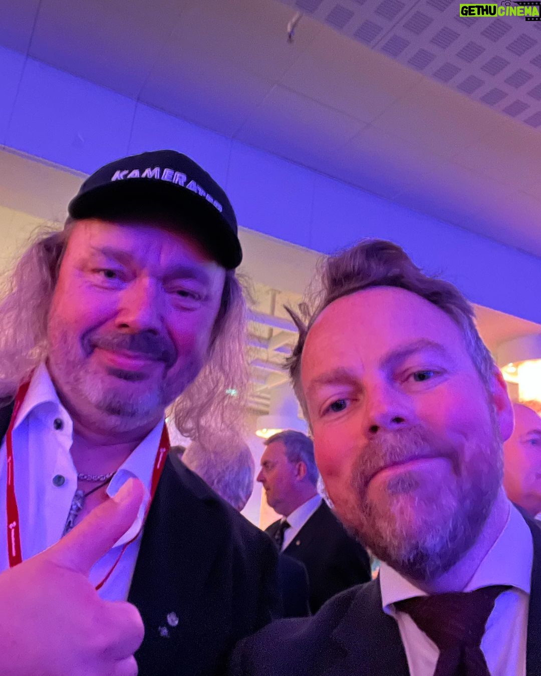 Torbjørn Røe Isaksen Instagram - Som pressemann er jeg av og til på fremmed grunn. Nå på @fellesforbundet landsmøte i Folkets Hus. Da er det godt å vite at det er en egen solidaritet mellom Torbjørner. Torbjørn Dybsand er fagforeningsmann, trommis og progrocker fra Hedmarken. Men i kveld var han først og fremst en med-Torbjørn. Og en med-Torbjørn i livet skulle alle hatt (PS: Jeg lette etter Thorbjørn Jagland, men han var ikke tilstede). @lonorge @e24nyheter