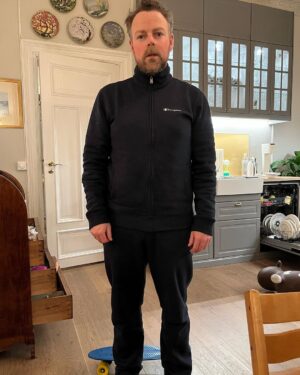 Torbjørn Røe Isaksen Instagram - Jeg fikk en joggedress til jul. Sist jeg gikk med joggedress herjet Aqua hitlistene. Det føles rart å gå med den. Jeg har prøvd med slips til, men det blir stygt. Jeg har prøvd å holde noe sporty og ungdommelig — et skateboard eller rullebrett, som vi i den eldre generasjon sier — men det virker unaturlig (bilde 2). Å ta en lang joggetur anser jeg som utelukket. Men så fant jeg svaret: jeg trekker glidelåsen litt ned, slipper ut magen og begynner å snakke med kunstig New Jersey-aksent samtidig som jeg gestikulerer overdrevent — og vipps! Der satt dressen (3) —>